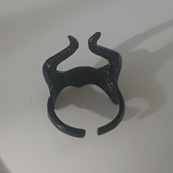 π§π»ββοΈ Maleficent Crown Ring - Picture 7 of 8